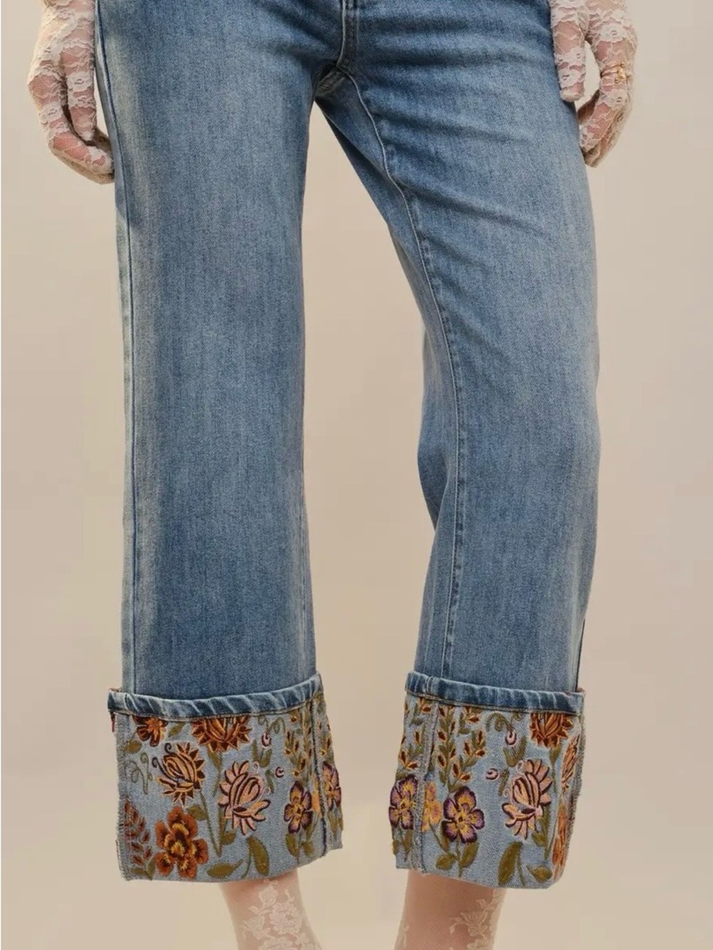 Embroidered Cuffed
Cropped Denim Women’s Jeans. Medium Wash